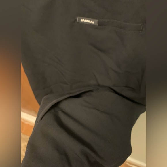 Jaanuu Men’s Black 3 Pocket Scrub Top - Picture 5 of 6